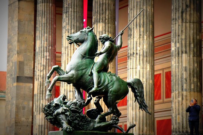 5hours: Guide, Chauffeur & Photographer in Berlin private Tour - Memorial stops: when short time still hits