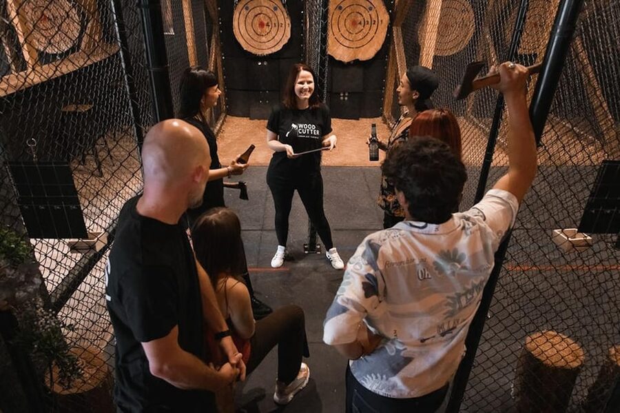 AXE THROWING EXPERIENCE IN BERLIN - Your 1-Hour Flow, From Warm-Up Games to Trick Shot