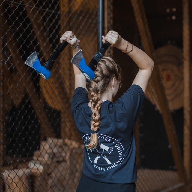 AXE THROWING EXPERIENCE IN BERLIN - What to Wear and Bring So You Can Actually Enjoy the Session