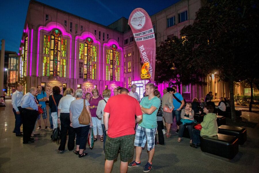 Berlin: 1.5-Hour Comedy Bus Tour in German - Rotes Rathaus and the Reichstag building, stories with bite