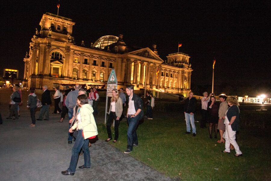 Berlin: 1.5-Hour Comedy Bus Tour in German - From Friedrichstadtpalast to the main route, timing that makes sense