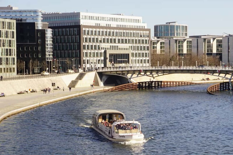 Berlin: 1-Hour Boat Tour with Bilingual Live Guide - The route: Humboldt Forum to the Reichstag, Berlin’s center from one long corridor