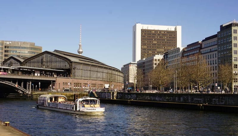 Berlin: 1-Hour Boat Tour with Bilingual Live Guide - The Spree segment: why the live guide is the main event