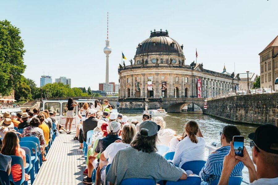 Berlin: 1-Hour City Tour by Boat with Guaranteed Seating - Audio guide time: best ways to use it (and common hiccups)