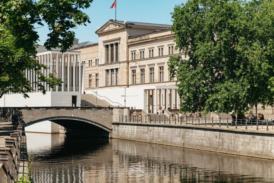 Berlin: 1-Hour City Tour by Boat with Guaranteed Seating - Food and drinks: plan an easy hour, not a meal