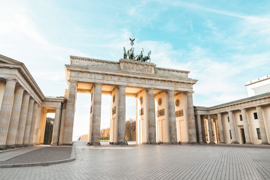 Berlin: 1-Hour Guided Tour of the Historic Center - Starting at the Adlon Hotel, then heading straight into the stories