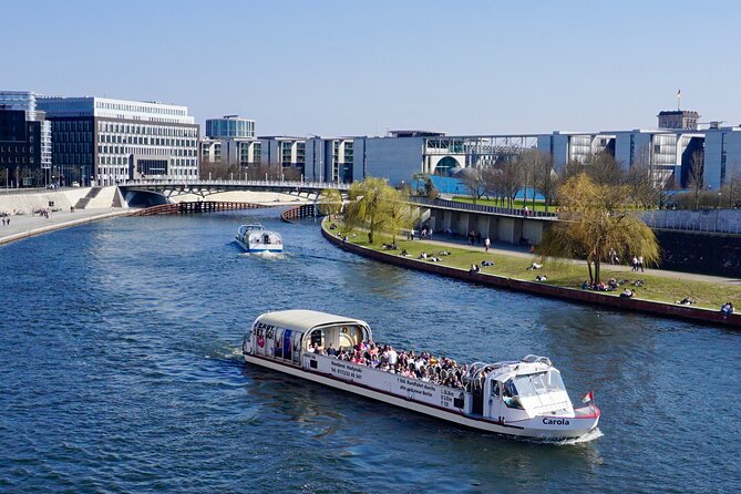 Berlin: 1-hr Boat Tour with Bilingual Live Guide (DE/EN) - How the bilingual guide keeps the tour from feeling canned