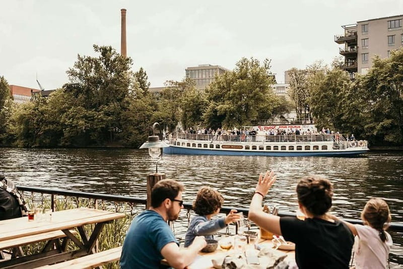 Berlin: 2.5-Hour Beer & Sunset Sightseeing Boat Cruise - The first stretch: lights along the government and old-town glow
