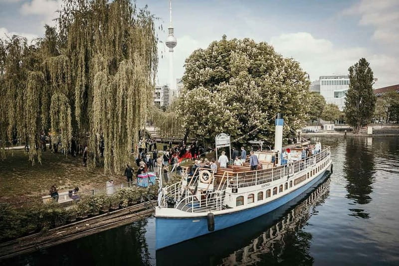 Berlin: 2.5-Hour Beer & Sunset Sightseeing Boat Cruise - Badeschiff, Hoppetosse, and the modern nightlife waterfront