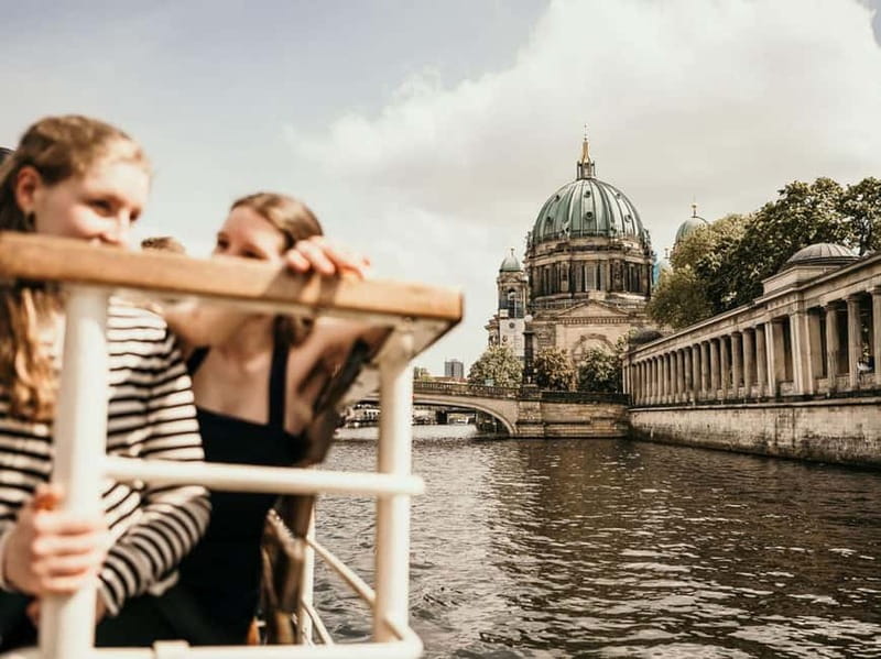 Berlin: 2.5-Hour Beer & Sunset Sightseeing Boat Cruise - Snacks, Kaiser beer, and how to plan your drink time