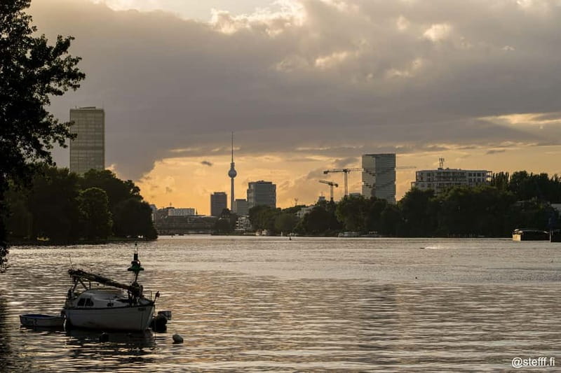 Berlin: 2.5-Hour Beer & Sunset Sightseeing Boat Cruise - Boarding at Alte Börse, meet the Kaiser Friedrich, and settle in