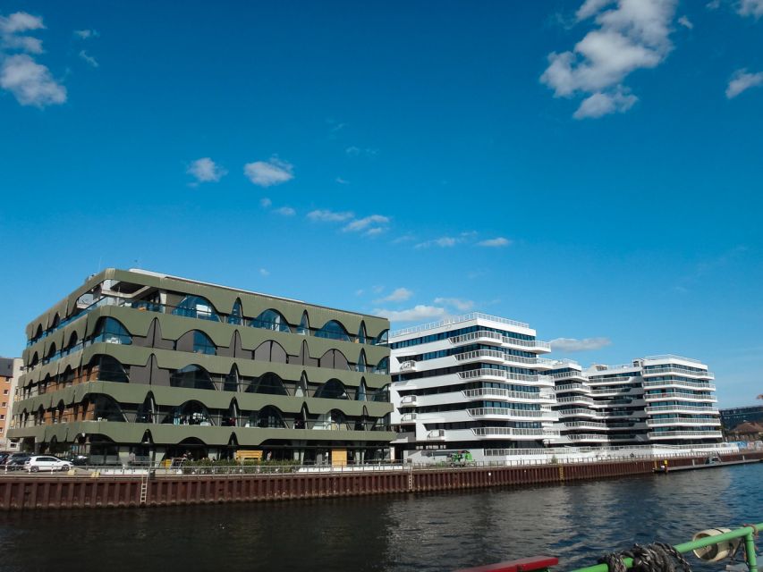 Berlin: 2.5-Hour East Side Boat Cruise with Commentary - Food, bar service, and where to sit when the sun is out