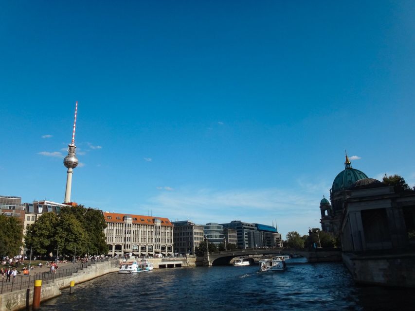 Berlin: 2.5-Hour East Side Boat Cruise with Commentary - Tränenpalast, Schiffbauerdamm, and Friedrichstraße station from a new angle