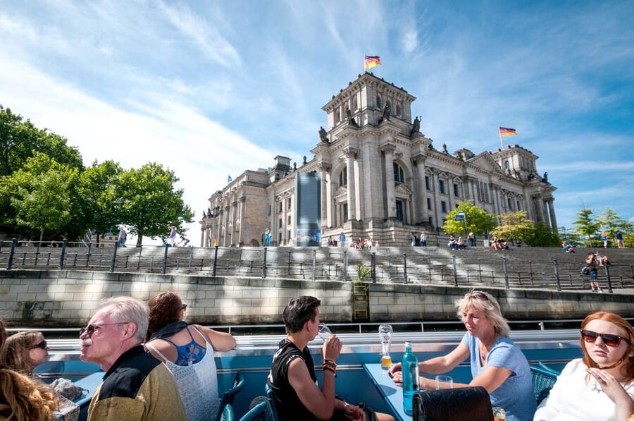 Berlin: 3.25-Hour Spree & Landwehrkanal Boat Tour - Getting on board at Jannowitzbrücke, and picking your seat