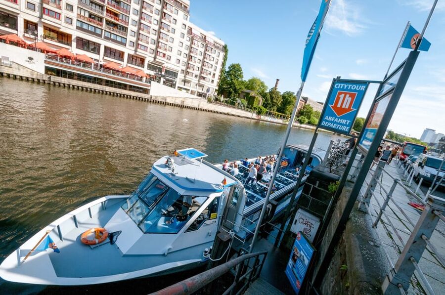Berlin: 3.25-Hour Spree & Landwehrkanal Boat Tour - Food and drinks onboard, and how it changes the vibe