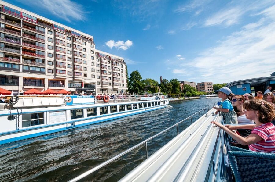 Berlin: 3.25-Hour Spree & Landwehrkanal Boat Tour - Comfort, timing, and weather: what to pack for the deck