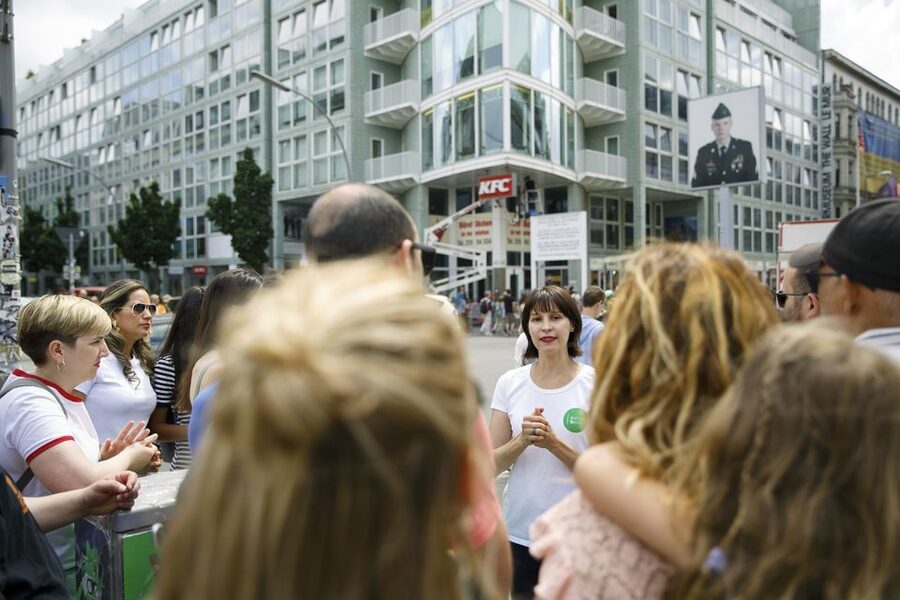 Berlin: 4-Hour Guided Highlights Tour in Spanish - Key highlights you should clock fast