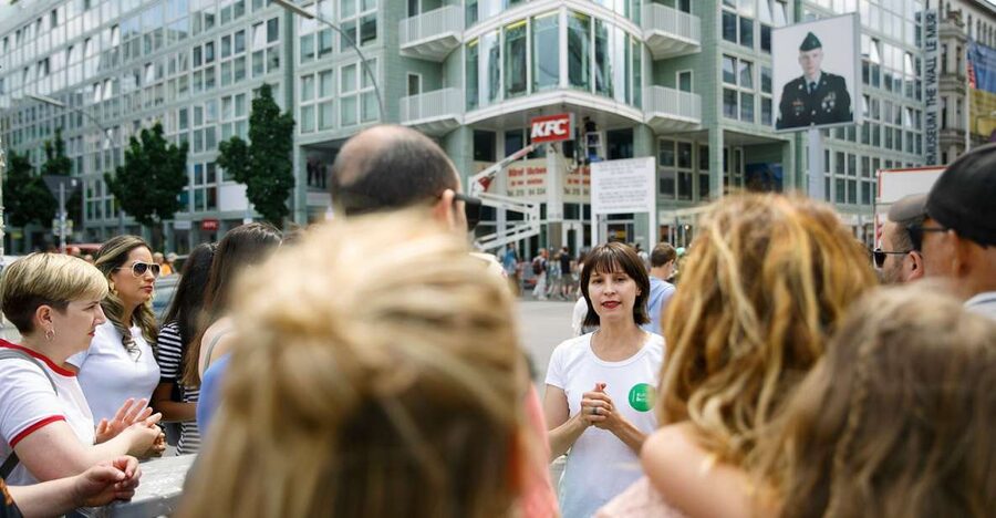 Berlin: 4-Hour Guided Highlights Tour in Spanish - Unter den Linden to Gendarmenmarkt, classic Berlin in one arc