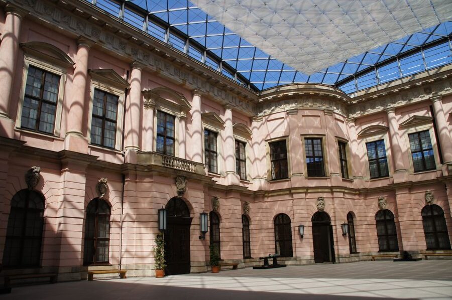 Berlin: 4-Hour Guided Highlights Tour in Spanish - Hitler’s rise, Gestapo remnants, and the memorial that stops you