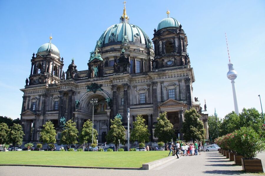 Berlin: 4-Hour Guided Highlights Tour in Spanish - Price and value for a Spanish guided Berlin overview
