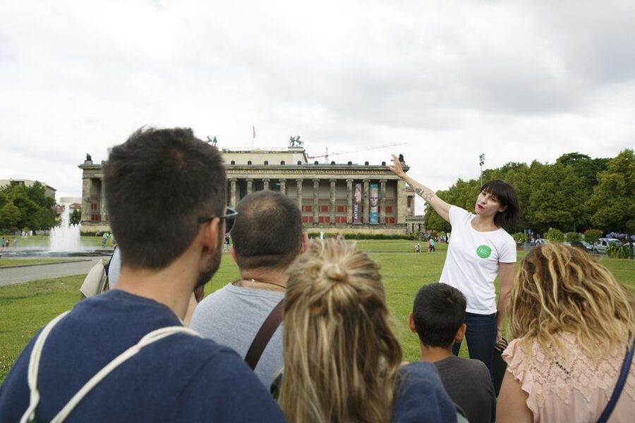 Berlin: 4-Hour Guided Highlights Tour in Spanish - Museum Island and Berliner Dom, UNESCO on foot