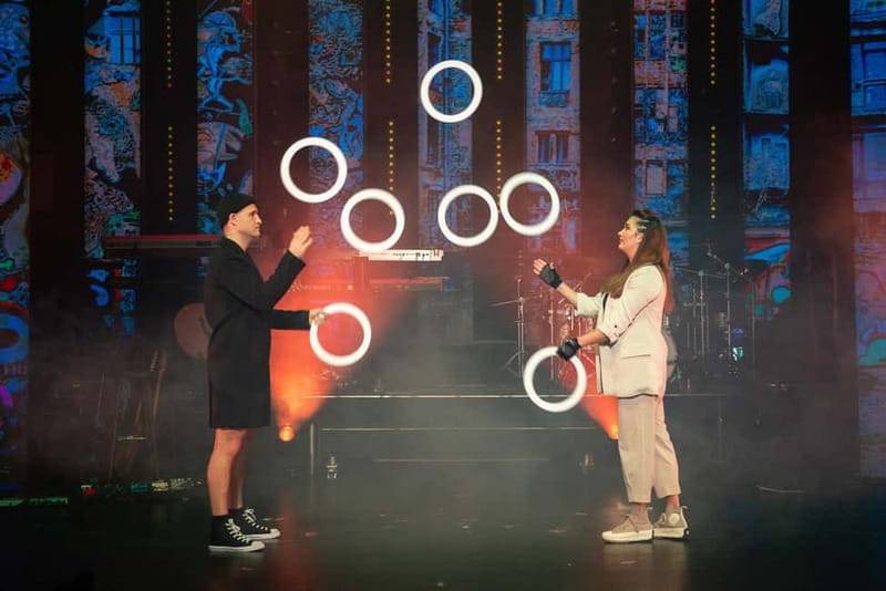 Berlin: "90s Forever - Hits & Acrobatics" - Varieté Show - 90s Forever at Wintergarten Varieté: what the experience feels like