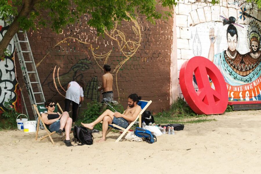 Berlin: Alternative Berlin Walking Tour - Pace, timing, and what to bring for a 4-hour walking day