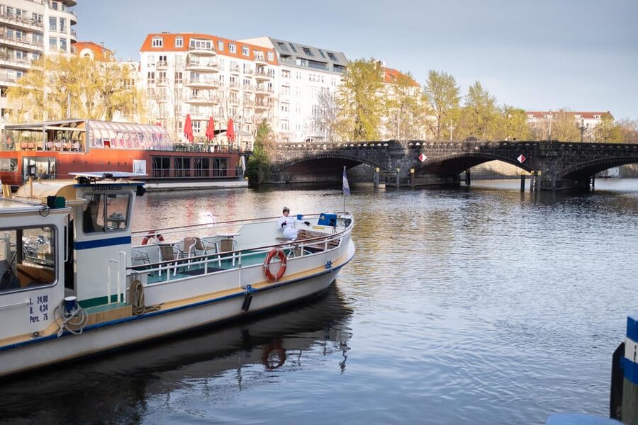 Berlin: Audrey Ahoi! Spree cruise with drag queen (HOL) - The Mühlendamm Lock and Mediaspree: Why the River Part Changes the Mood