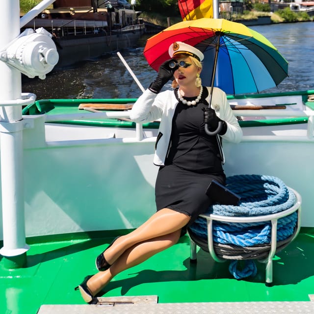 Berlin: Audrey Ahoi! Spree cruise with drag queen (HOL) - Meeting at Holsteiner Ufer 32: Getting on the Boat Without Stress