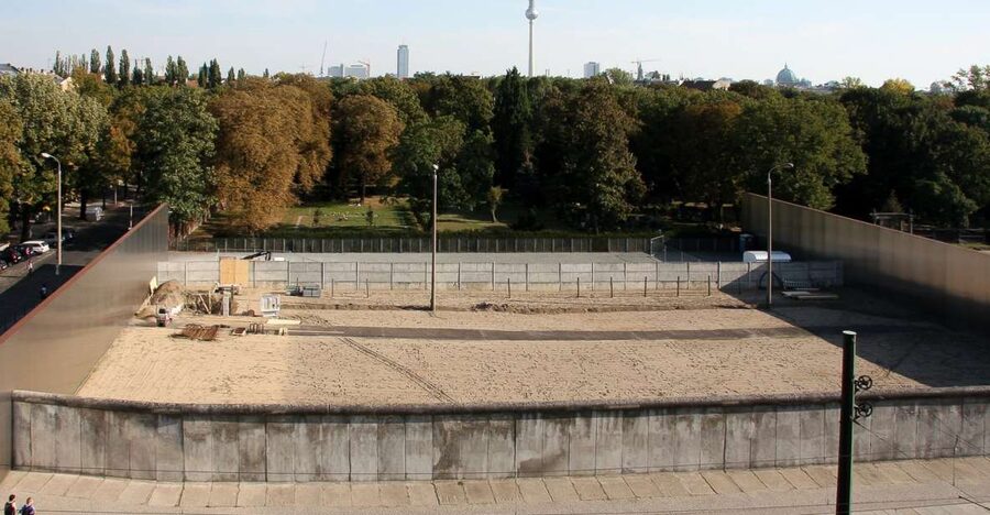 Berlin: Berlin Wall and the Cold War Walking Tour - Tunnel 57 and Escape Attempts You Can Still Almost Picture