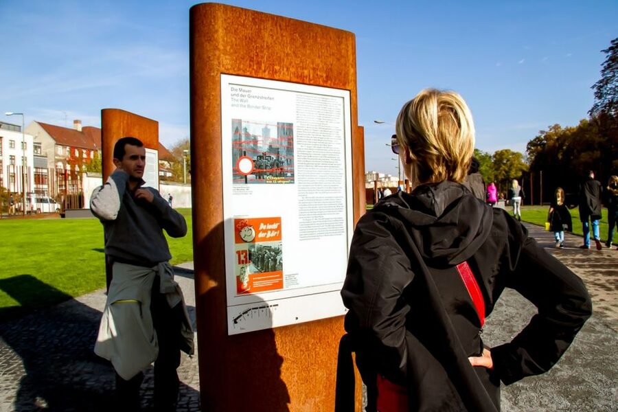 Berlin: Berlin Wall Tour Berlin East West - Why the Berlin Wall Tour Still Feels Personal on East and West Streets