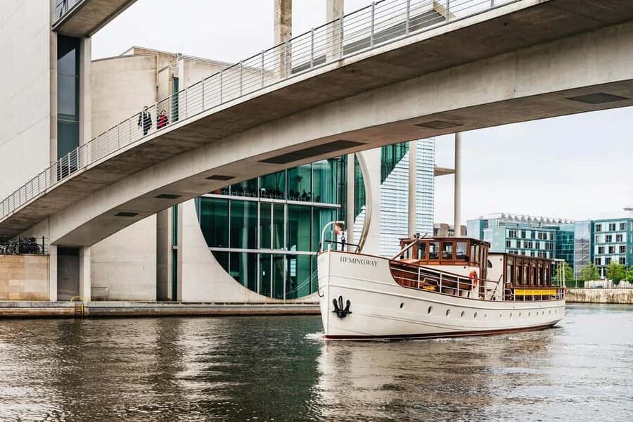 Berlin: Boat Sightseeing Tour on Electric Motor Yacht - Onboard Comfort and Refreshments: Snacks, Coffee, and a Real Break
