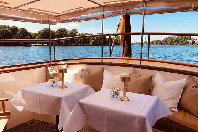 Berlin Boot Sightseeing Tour on Electric Private Yacht - Onboard Comfort: Seats, Restroom, and the Drink Plan