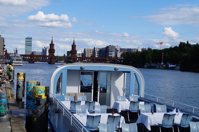 Berlin Capital 4-Course Sunset Dinner Cruise Including Drinks - Sound and Windows: Getting Clear Commentary on a Party-Crowd-Free Night