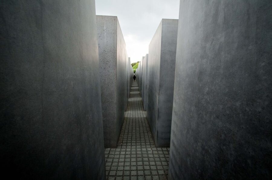Berlin: City Center Walking Tour - Holocaust Memorial and Brandenburg Gate: major sights with weight