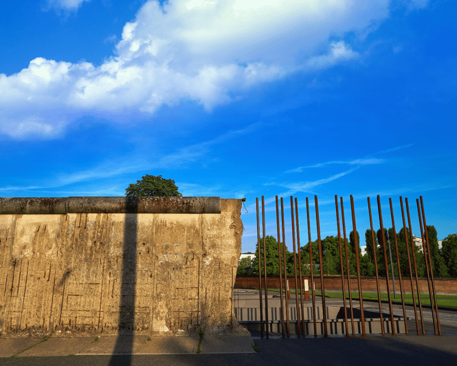 Berlin: Cold War History and Berlin Wall Guided Walking Tour - Brandenburg Gate to Berlin Wall remnants: learning the geography