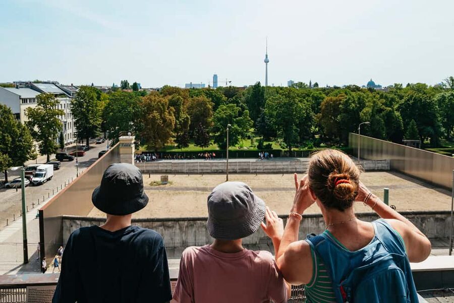 Berlin: Cold War Walking Tour on Berlin Wall Route - Tracing the Berlin Wall from Gesundbrunnen to Prenzlauer Berg, and why that matters