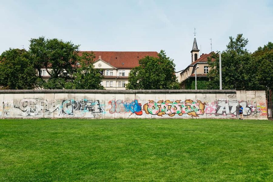 Berlin: Cold War Walking Tour on Berlin Wall Route - 1961 to November 1989, how the guide connects the story to real places