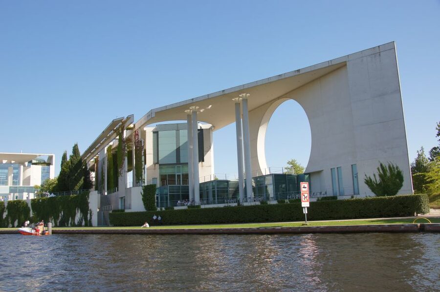 Berlin: Dinner Cruise on the Spree with Prosecco - Boarding in Charlottenburg: Meeting Point and Setup