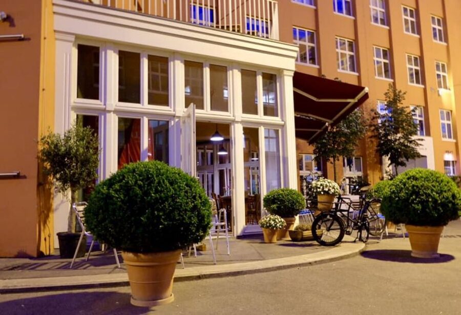 Berlin: Dinner in the Dark - Entering the Pitch-Dark Dining Room, and Why It Feels Like Time Slows
