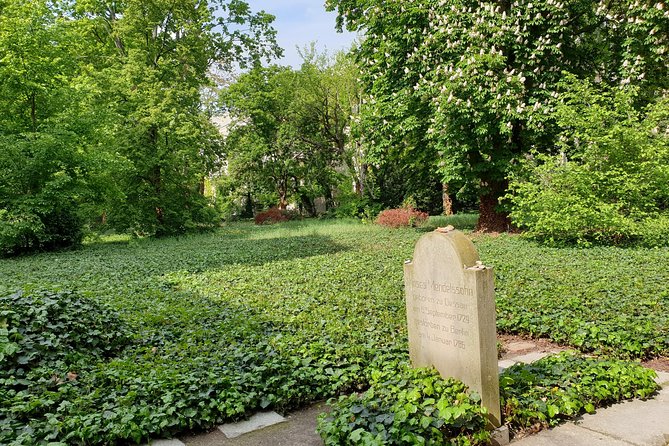 Berlin during Nazism - Tour in Italian - Neue Synagoge and the Old Jewish Cemetery, community symbols and shattered memory
