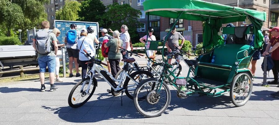 Berlin (E)Bike Tour Historical Highlights in Small groups - Unter den Linden and the May 10 book burning memorial: history you can read at street level