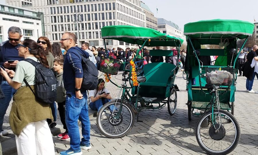 Berlin (E)Bike Tour Historical Highlights in Small groups - Holocaust Memorial and Berlin Wall: respectful stops without losing the tour flow