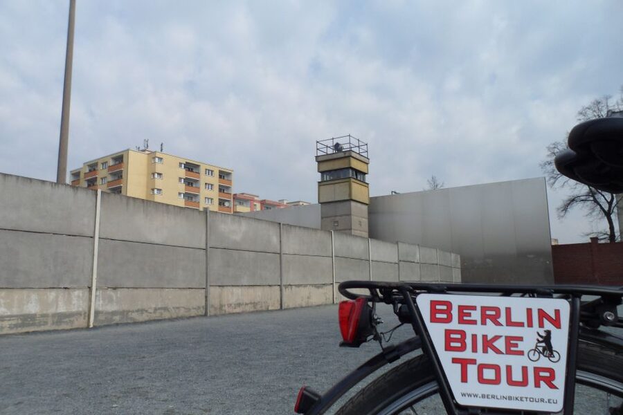 Berlin: E-Bike Tour of the Berlin Wall and Mitte Highlights - Mitte landmarks by bike: Charité, Reichstag, Brandenburg Gate, and Tiergarten
