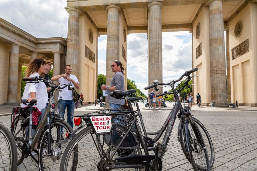 Berlin: E-Bike Tour of the Berlin Wall and Mitte Highlights - Unter den Linden to Nikolaiviertel, then back to Alexanderplatz