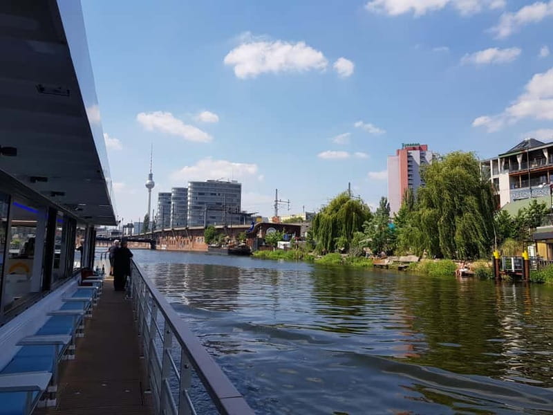 Berlin: East Side Gallery Spree Cruise in a Solar Catamaran - Meeting at Jannowitzbrücke: Arrive Early for the Right Seat