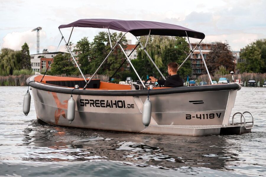 Berlin: Electric Boat Rental for self-driving 2 hrs - A quieter Berlin, by electric boat