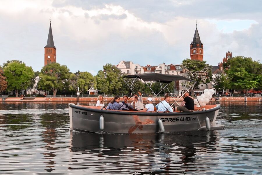 Berlin: Electric Boat Rental for self-driving 2 hrs - First briefing: becoming the captain in 2 hours