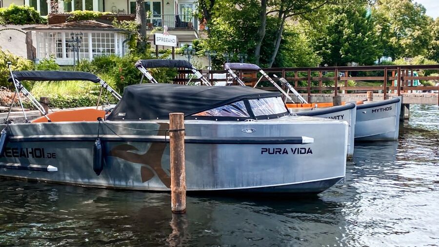 Berlin: Electric Boat Rental for self-driving 2 hrs - The real value: €322 per group up to 12