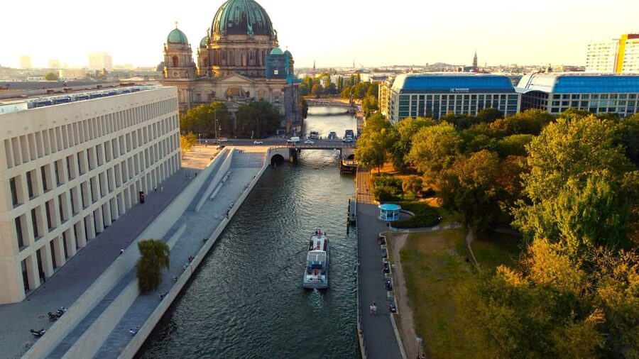Berlin: Evening Boat Cruise – Romance & Moonlight - The route: how each landmark earns its place on the water